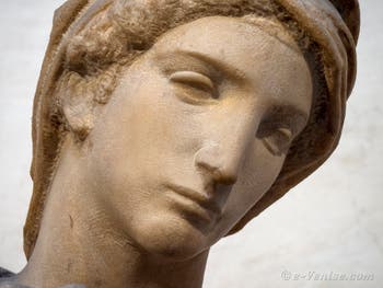 Statue de la Vierge à l'enfant par Michel-Ange, Sacrestia Nuova à Florence en Italie