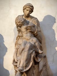 Statue de la Vierge à l'enfant par Michel-Ange, Sacrestia Nuova à Florence en Italie