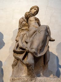 Statue de la Vierge à l'enfant par Michel-Ange, Sacrestia Nuova à Florence en Italie