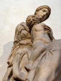 Statue de la Vierge à l'enfant par Michel-Ange, Sacrestia Nuova à Florence en Italie