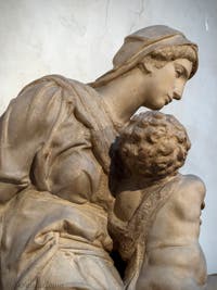 Statue de la Vierge à l'enfant par Michel-Ange, Sacrestia Nuova à Florence en Italie