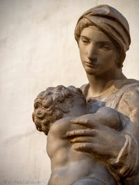 Statue de la Vierge à l'enfant par Michel-Ange, Sacrestia Nuova à Florence en Italie