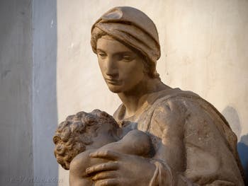 Statue de la Vierge à l'enfant par Michel-Ange, Sacrestia Nuova à Florence en Italie