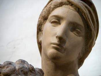 Statue de la Vierge à l'enfant par Michel-Ange, Sacrestia Nuova à Florence en Italie