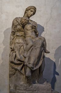 Statue de la Vierge à l'enfant par Michel-Ange, Sacrestia Nuova à Florence en Italie
