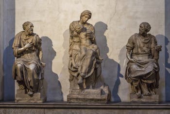 Statues de saint Côme, Vierge à l'enfant de Michel-Ange et saint Damien, Sacrestia Nuova, la chapelle Médicis de Michel-Ange à Florence en Italie