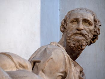 Statue de saint Damien par Raffaello da Montelupo, Sacrestia Nuova, la chapelle Médicis de Michel-Ange à Florence en Italie