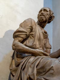 Statue de saint Damien par Raffaello da Montelupo, Sacrestia Nuova, la chapelle Médicis de Michel-Ange à Florence en Italie