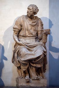 Statue de saint Damien par Raffaello da Montelupo, Sacrestia Nuova, la chapelle Médicis de Michel-Ange à Florence en Italie