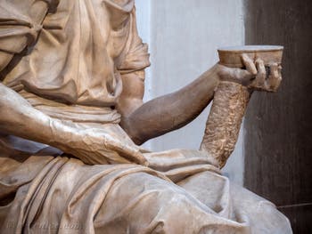 Statue de saint Damien par Raffaello da Montelupo, Sacrestia Nuova, la chapelle Médicis de Michel-Ange à Florence en Italie