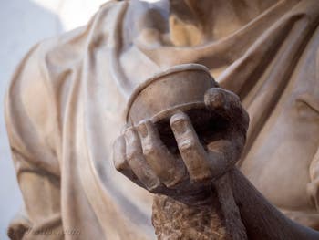 Statue de saint Damien par Raffaello da Montelupo, Sacrestia Nuova, la chapelle Médicis de Michel-Ange à Florence en Italie