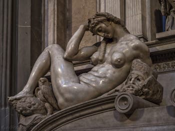 La Nuit, Tombeau de Giuliano de Médicis par Michel-Ange, Sacrestia Nuova, la chapelle Médicis à Florence en Italie
