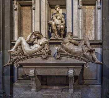 Tombeau de Giuliano de Médicis par Michel-Ange, Sacrestia Nuova, la chapelle Médicis à Florence en Italie
