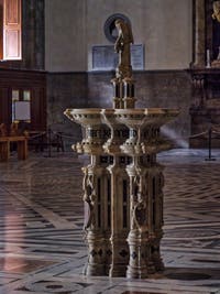 Bénitier Cathédrale Santa Maria del Fiore, le Duomo à Florence en Italie