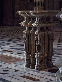 Bénitier Cathédrale Santa Maria del Fiore, le Duomo à Florence en Italie