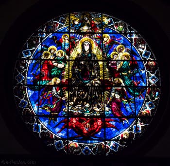 Vitrail Assomption de la Vierge de la Cathédrale Santa Maria del Fiore, le Duomo à Florence en Italie