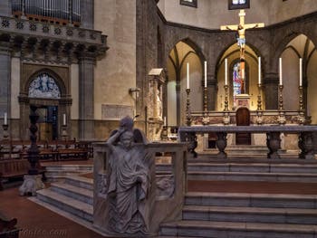 Crucifix de Benedetto da Maiano Cathédrale Santa Maria del Fiore, le Duomo à Florence en Italie