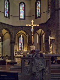 Crucifix de Benedetto da Maiano de la Cathédrale Santa Maria del Fiore, le Duomo à Florence en Italie