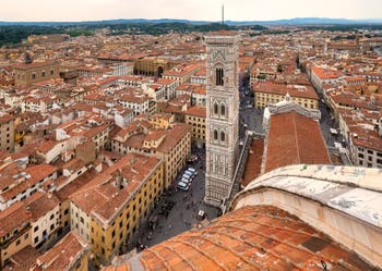 Vue du campanile de Giotto à Florence depuis le dôme de Brunelleschi