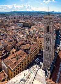 Vue du campanile de Giotto à Florence depuis le dôme de Brunelleschi