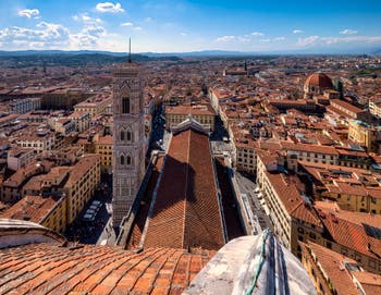 Vue du campanile de Giotto à Florence depuis le dôme de Brunelleschi