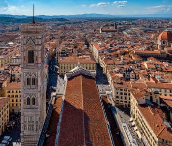 Vue du campanile de Giotto à Florence depuis le dôme de Brunelleschi