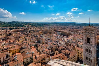 Vue du campanile de Giotto à Florence depuis le dôme de Brunelleschi