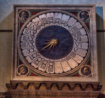L'horloge et les prophètes de la Cathédrale Santa Maria del Fiore ou Duomo à Florence en Italie