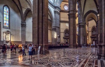 La nef centrale de la Cathédrale Santa Maria del Fiore ou Duomo à Florence en Italie