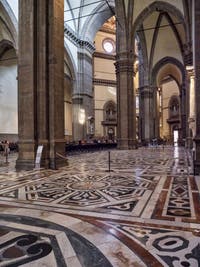 Nef droite latérale de la Cathédrale Cathédrale Santa Maria del Fiore, le Duomo à Florence en Italie