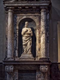 Statue du Roi David dans une niche de marbre dans la nef droite de la Cathédrale Santa Maria del Fiore à Florence en Italie