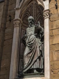 Baccio da Montelupo, saint Jean Évangéliste, statue de bronze de 1515 et tabernacle d'Andrea Pisano de 1340 pour les guildes de la soie et des orfèvres, église Orsanmichele Florence Italie