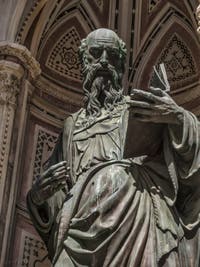 Baccio da Montelupo, saint Jean Évangéliste, statue de bronze de 1515 et tabernacle d'Andrea Pisano de 1340 pour les guildes de la soie et des orfèvres, église Orsanmichele Florence Italie