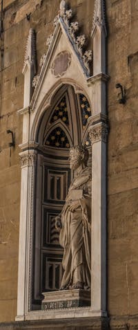 Filippo Brunelleschi, saint Pierre, Statue de Marbre, XVe siècle, Tabernacle de la guilde des bouchers-charcutiers, église Orsanmichele Florence Italie
