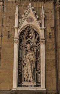 Filippo Brunelleschi, saint Pierre, Statue de Marbre, XVe siècle, Tabernacle de la guilde des bouchers-charcutiers, église Orsanmichele Florence Italie