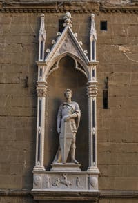 Donatello, Statue de saint Georges en marbre de 1416, tabernacle avec un bas-relief montrant saint Georges libérant la fille du roi, pour la guilde des armuriers, église Orsanmichele à Florence Italie