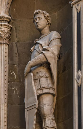 Donatello, statue de saint Marc, 1413, Tabernacle avec saint Jacques de Giovanni Albizzo Pietro de 1411, pour la guilde des liniers, frippiers et tailleurs, église Orsanmichele à Florence en Italie