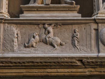 Donatello, Statue de saint Georges en marbre de 1416, tabernacle avec un bas-relief montrant saint Georges libérant la fille du roi, pour la guilde des armuriers, église Orsanmichele à Florence Italie