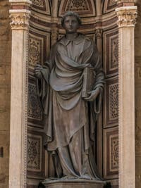 Lorenzo Ghiberti, Statue en bronze de saint Étienne, 1429, tabernacle d'Andrea Pisano, 1340, pour la guilde des lainiers, église Orsanmichele à Florence en Italie