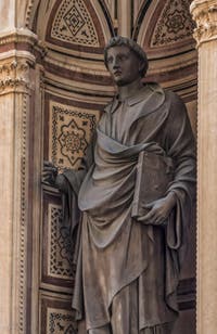 Lorenzo Ghiberti, Statue en bronze de saint Étienne, 1429, tabernacle d'Andrea Pisano, 1340, pour la guilde des lainiers, église Orsanmichele à Florence en Italie