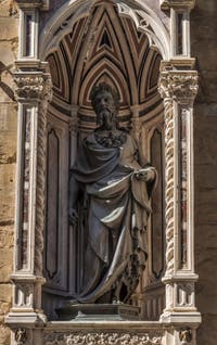 Lorenzo Ghiberti, saint Jean-Baptiste, statue en bronze de 1416, tabernacle d'Albizzo di Piero, 1414, pour la guilde des drapiers calimala, église Orsanmichele à Florence Italie