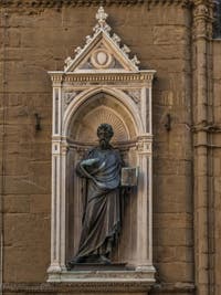 Lorenzo Ghiberti, Statue de Saint-Mathieu en bronze de 1422 pour la guilde des cambistes, église Orsanmichele à Florence en Italie