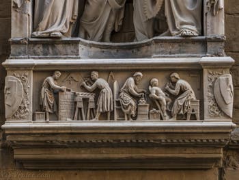 Nanni di Banco, Quatre Saints couronnés, statues de marbre 1409-1417 et tabernacle de la guilde des tailleurs de pierre et des menuisiers, église Orsanmichele à Florence en Italie