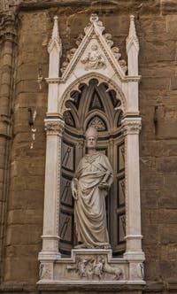 Nanni di Banco, statue de saint Éloi en marbre et tabernacle avec le miracle du Saint, réalisé en 1421 pour la guilde des forgerons et maréchaux-ferrants, église Orsanmichele à Florence Italie