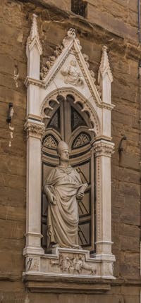 Nanni di Banco, statue de saint Éloi en marbre et tabernacle avec le miracle du Saint, réalisé en 1421 pour la guilde des forgerons et maréchaux-ferrants, église Orsanmichele à Florence Italie