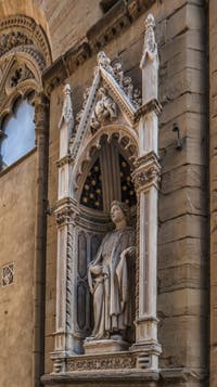 Nanni di Banco, statue de saint Philippe, en marbre, 1410-1412, pour la guilde des paussiers, église Orsanmichele à Florence en Italie
