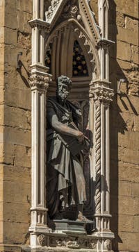 Giambologna, Statue en bronze de saint Luc de 1602 et tabernacle de Niccolo di Pietro Lamberti de 1406 réalisé pour la guilde des juges et notaires, église Orsanmichele à Florence Italie