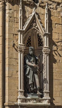 Giambologna, Statue en bronze de saint Luc de 1602 et tabernacle de Niccolo di Pietro Lamberti de 1406 réalisé pour la guilde des juges et notaires, église Orsanmichele à Florence Italie