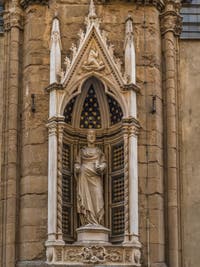 Niccolo Piero Lamberti, Statue saint Jacques 1420 et tabernacle de la décapitation par Giovanni Albizzo en 1413, pour la guilde des fourreurs de vair, église Orsanmichele à Florence en Italie