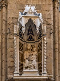 Pietro Giovanni Tedesco, Madonna delle Rosa, la vierge rose, statue en marbre de 1399, tabernacle de Jacopo di Piero Guidi, Simone Talenti, pour la guilde des médecins et épices, église Orsanmichele à Florence en Italie